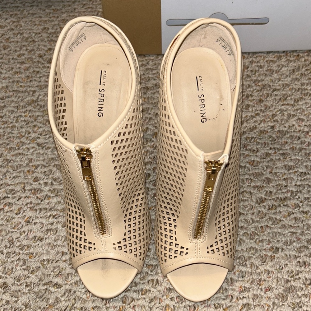 CALL IT SPRING HEELS LIGHTLY WORN